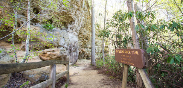 sentiero escursionistico al natural bridge state park in kentucky - natural bridge state park foto e immagini stock