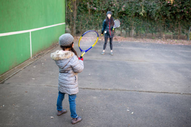 matka i córka uprawiają tenis - tennis court love victory zdjęcia i obrazy z banku zdjęć