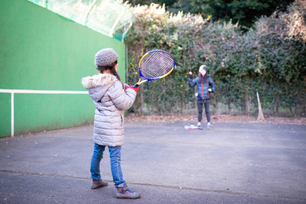 madre e figlia che praticano il tennis - tennis court love victory foto e immagini stock