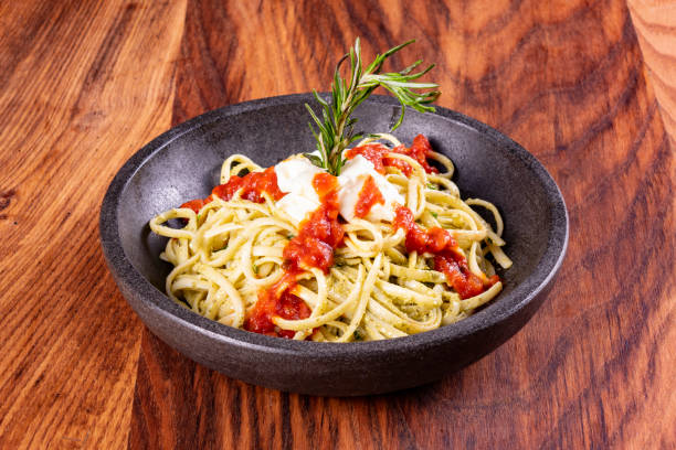 zbliżenie spaghetti ze świeżym pesto bazyliowym. - italian cuisine linguini chicken pasta zdjęcia i obrazy z banku zdjęć