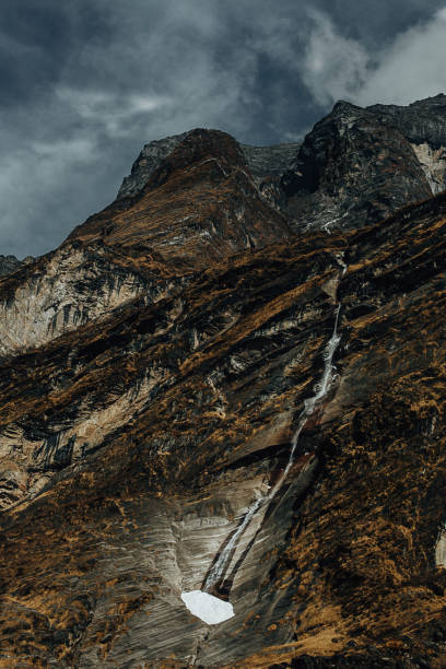 cascada de hielo se cae de las montañas - glacier himalayas frozen lake fotografías e imágenes de stock