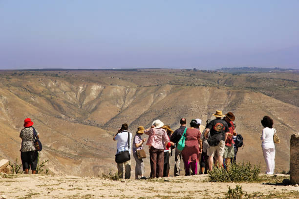 観光客は、ゴラン高原、ヨルダンとの国境からの遠景を見ています。 - people traveling journey group of people hiking ストックフォトと画像