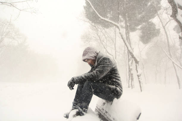 남자는 벤치에 앉아 - snow winter bench park 뉴스 사진 이미지