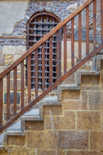 janela de madeira e escada com balaustrada de madeira, levando a edifício histórico de beit el conjunto waseela, cairo, egito antigo - courtyard arch arabic style cairo - fotografias e filmes do acervo
