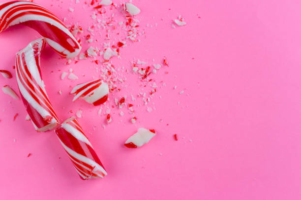 сломанной конфеты на розовом фоне. крупным планом фото - stick of hard candy candy striped toughness стоковые фото и изображения