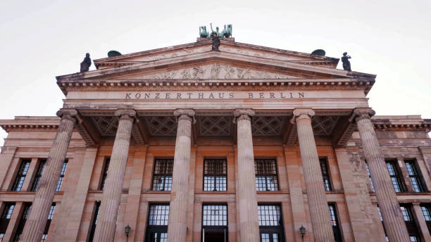 konzerthaus в gendarmenmarkt в берлине - berlin germany gendarmenmarkt schauspielhaus germany стоковые фото и изображения