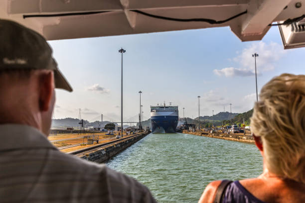 touristen auf der suche um ein riesiges schiff - gatun stock-fotos und bilder