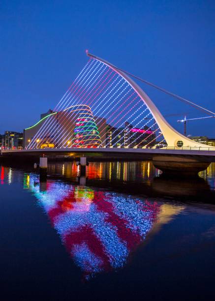 samuel beckett bridge in dublin - liffey river imagens e fotografias de stock