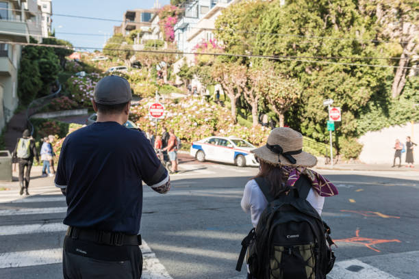 photographier les touristes à l’entrée de la partie plus sinueuse de lombardt street à san francisco, californie, é.-u. - san francisco county lombard street street house photos et images de collection