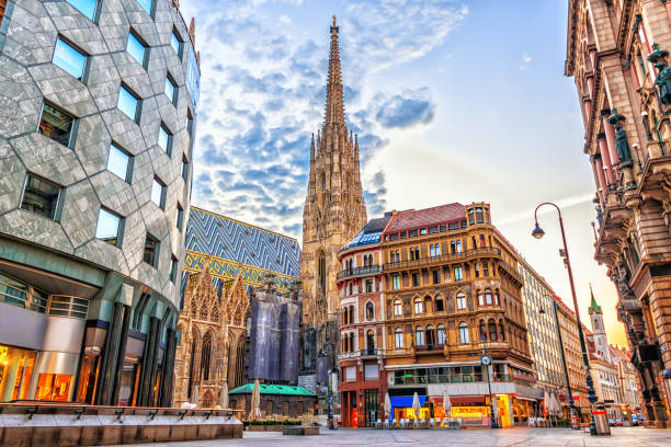 stephansplatz, blick auf den stephansdom, vienna - wien stadt stock-fotos und bilder