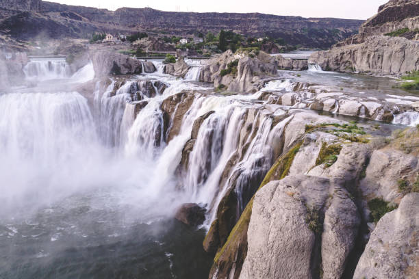 쇼는 여름에는 일몰에 트윈 폴 스 아이다호 폭포 - shoshone falls 뉴스 사진 이미지