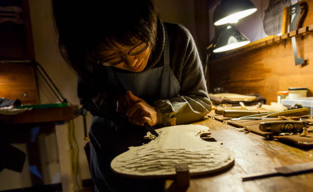 fabricante artesano mujer - making craftsperson italian music musical instrument fotografías e imágenes de stock