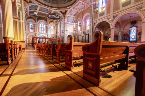 intérieur orné d’église catholique - banc déglise photos et images de collection