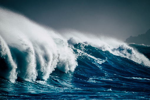 The shape of the sea: waves crashing