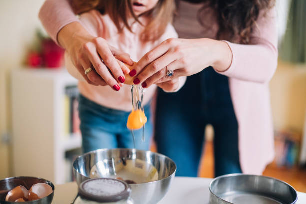 feliz madre e hija en la cocina - baking food cookie breakfast fotografías e imágenes de stock