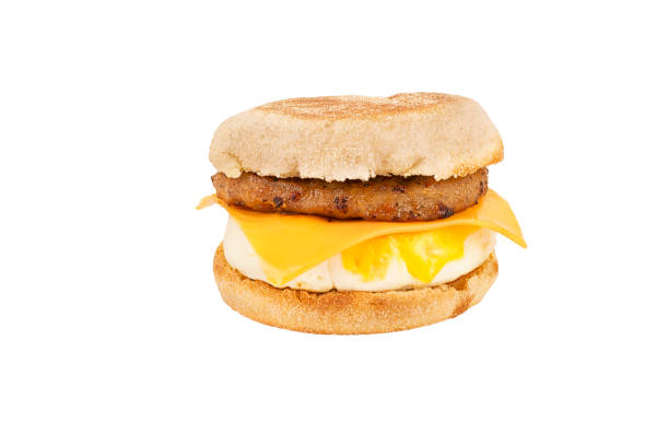 白い背景で隔離のサンドイッチ朝食をクローズ アップ。 - eggs sausage cheese meat ストックフォトと画像