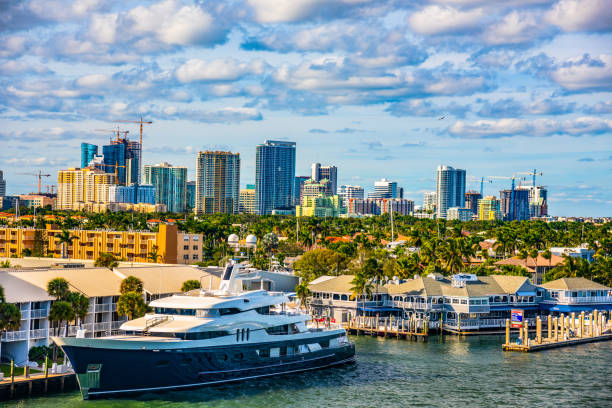 skyline von fort lauderdale und intracoastal waterway - intracoastal waterway stock-fotos und bilder