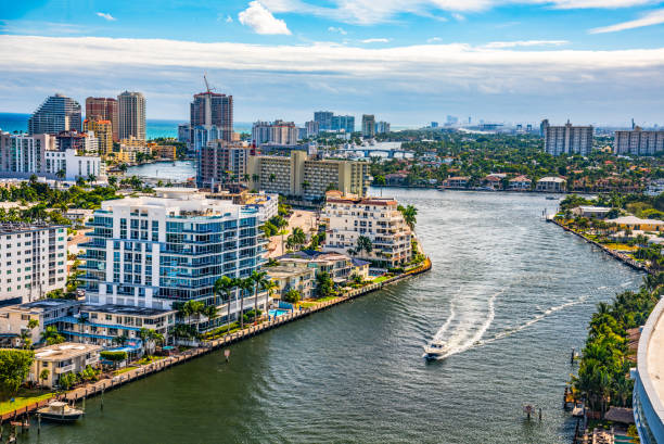 intracoastal водный путь в форт-лодердейл, флорида, сша - sunrise broward county florida стоковые фото и изображения