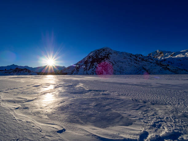 lago ghiacciato nelle alpi - madesimo immagine foto e immagini stock