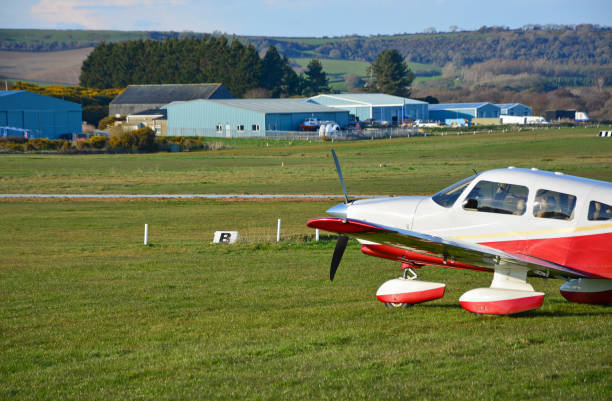 草の空気ストリップに止めた軽飛行機 - airport airplane landing red ストックフォトと画像