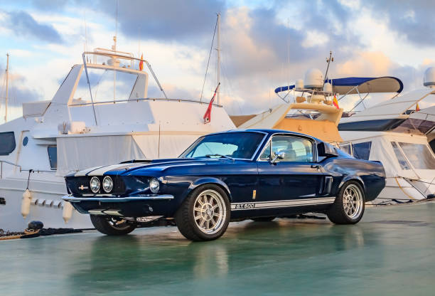 raro carro americano clássico muscular, vintage azul ford mustang shelby cobra gt-500 fastback em um píer em palma de mallorca em maiorca em baleares ilhas na espanha - mustang - fotografias e filmes do acervo