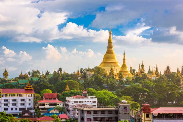 horizonte de yangon, myanmar com pagode shwedagon - shwedagon pagoda yangon sunset pagoda - fotografias e filmes do acervo