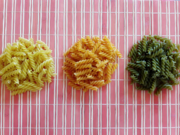 생 쌀된 건조 다 색 fusilli 파스타입니다. - dry pasta fusilli comfort food 뉴스 사진 이미지