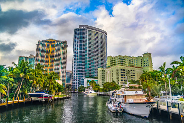 downtown fort lauderdale, florida, skyline degli stati uniti da waterway - sunrise broward county florida foto e immagini stock