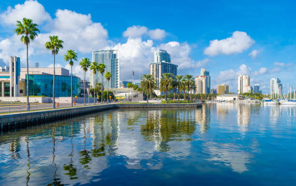 st. petersburg, florida skyline und den hafen - apartment skyscraper florida architecture stock-fotos und bilder