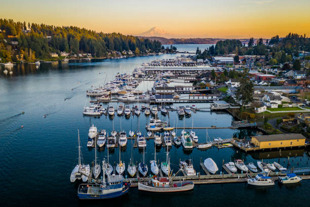 orange sunset glow über gig harbor, washington - marina nautical vessel sailboat harbor stock-fotos und bilder