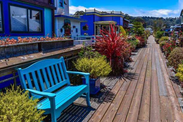 rue colorée dans une communauté de péniches d’habitation - sausalito photos et images de collection