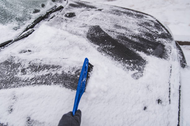 雪のうちの車の洗浄解体作業員の男 - snow car window ice scraper ストックフォトと画像