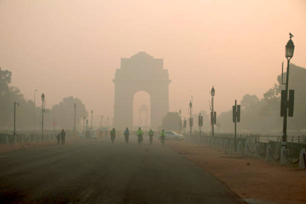 imagem da índia gate ver de manhã cedo e ciclista em frente - india gate delhi new delhi - fotografias e filmes do acervo