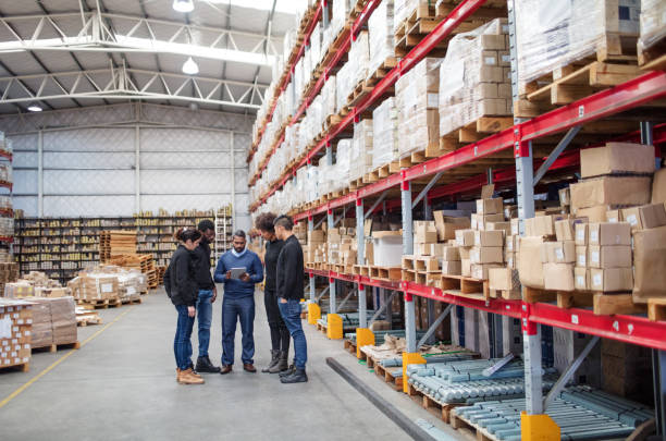 warehouse team meeting - freight transportation warehouse manufacturing shipping imagens e fotografias de stock