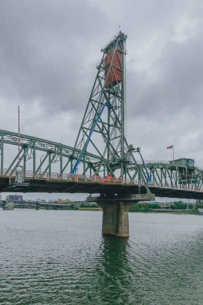 hawthorne-brücke über den willamette river in der innenstadt von portland, usa - vertical lift bridge stock-fotos und bilder