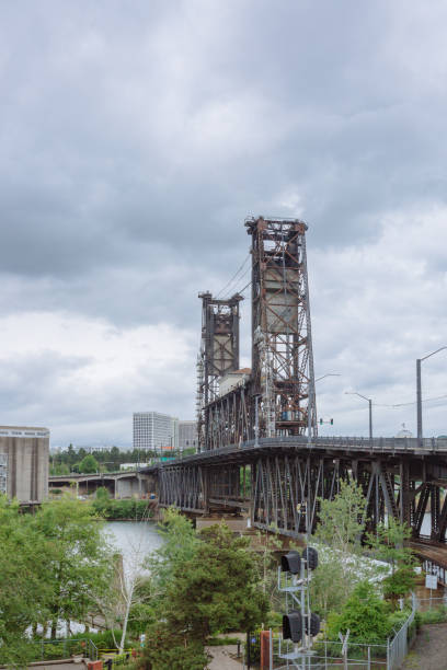 stahlbrücke über den willamette river in der innenstadt von portland, usa - vertical lift bridge stock-fotos und bilder