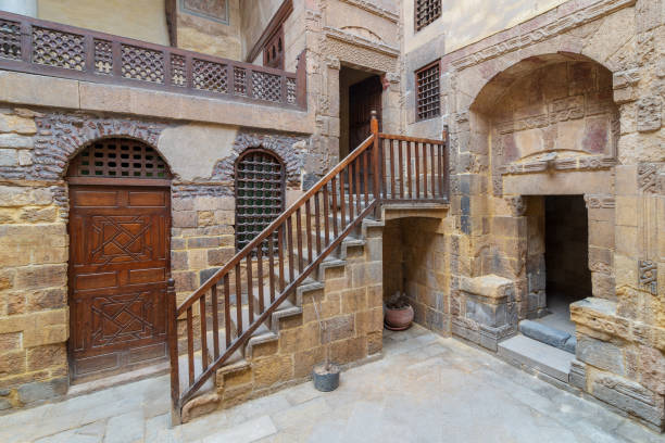 cortile dello storico edificio beit el set waseela ottomano, vicino alla moschea al-azhar nel distretto di darb al-ahmar, vecchio cairo, egitto - courtyard arch arabic style cairo foto e immagini stock