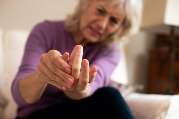 mujer senior en casa sufren con artritis - rheumatic fotografías e imágenes de stock