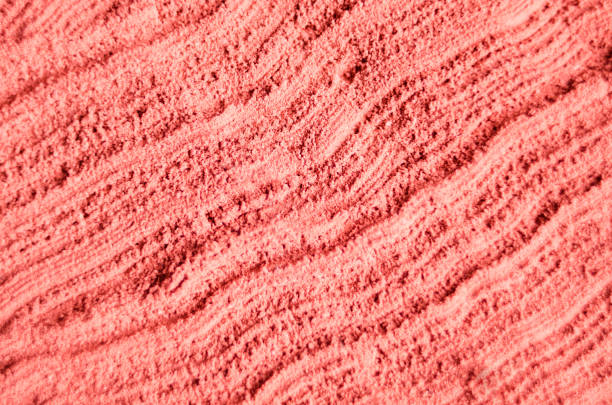 argile cosmétique rose poudre texture fermer vers le haut, mise au point sélective. abstrait avec des coups de pinceau. - mud spa treatment health spa massaging photos et images de collection