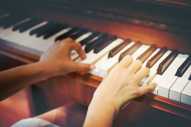 Close up hand play piano,studenten practise music or play to show in party. Close up hand play piano,studenten practise music or play to show in party. studenten stock pictures, royalty-free photos & images