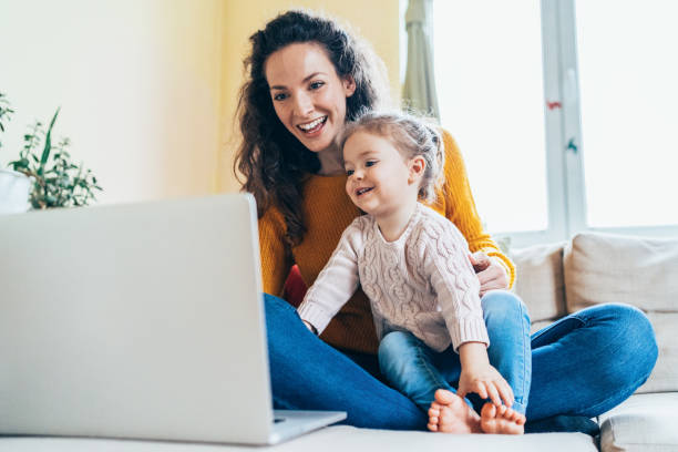 madre e figlia guardano cartoni animati - computer child family laptop foto e immagini stock