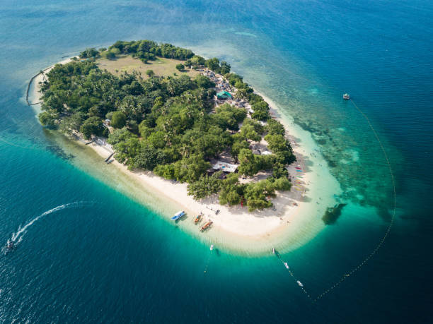 High-Angle Drone Picture of Potipot Island in the Philippines Shot with the DJI Mavic Pro drone zambales province stock pictures, royalty-free photos & images
