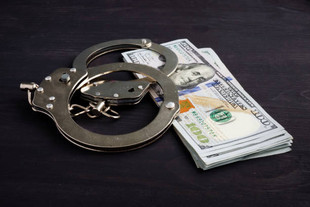 kajdanki i pieniądze. dolarów za obligacje za kaucją. - freedom legal system handcuffs security zdjęcia i obrazy z banku zdjęć