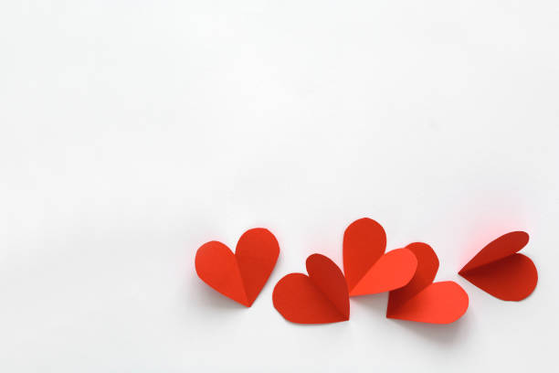 tarjeta del día de san valentín. corazones de papel rojo sobre blanco de papel. papel cortado estilo y concepto minimalista - felt white paper textile fotografías e imágenes de stock
