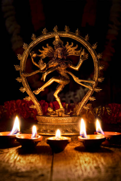 shiva nataraja con luci diwali - shiva hindu god statue dancing foto e immagini stock