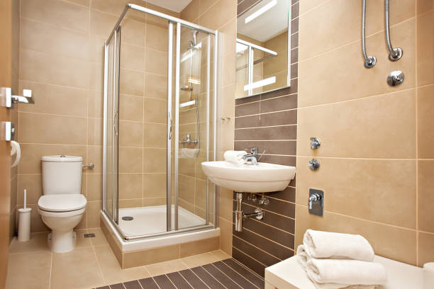intérieur de la petite salle de bains moderne avec douche - cream coloured sink faucet home interior photos et images de collection