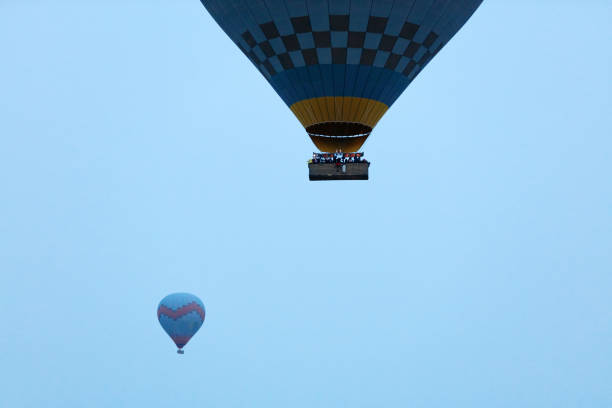 人々 旅行青い空を飛んで熱い空気バルーン バスケット - turkey hot air balloon cappadocia basket ストックフォトと画像