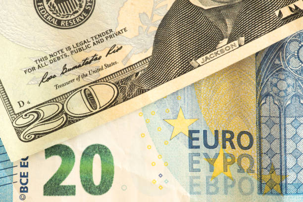 банкноты евро и доллара - currency exchange currency european union currency dollar стоковые фото и изображения