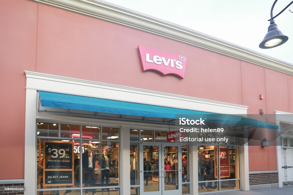 Levis Store In Mall Stock Photo - Download Image Now - Boutique, Business,  Casual Clothing - iStock