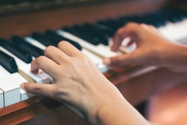 Close up hand play piano,studenten practise music or play to show in party. Close up hand play piano,studenten practise music or play to show in party. studenten stock pictures, royalty-free photos & images